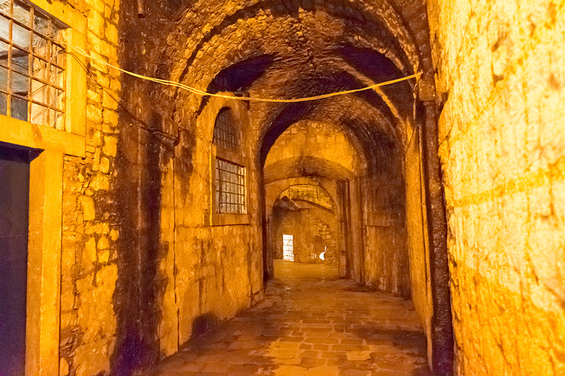 古い街並みを残すコトル旧市街。単なる観光施設ではなく、お土産物屋さんやレストラン、宿泊施設などがある生きた街だ