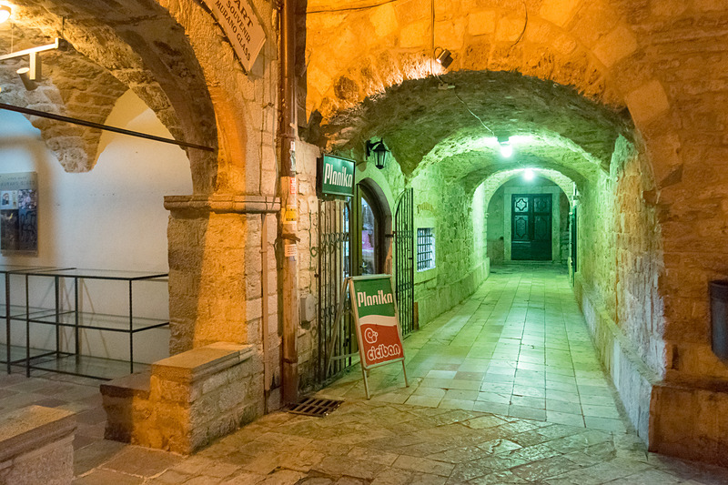 古い街並みを残すコトル旧市街。単なる観光施設ではなく、お土産物屋さんやレストラン、宿泊施設などがある生きた街だ