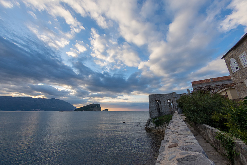 ヴェネツィア統治時代に作られた城壁に囲まれる