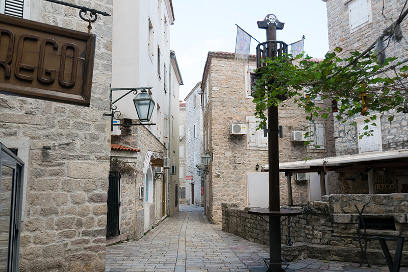 中世を感じられる旧市街地内には飲食店や宿泊施設などが充実。アドリア海を望むカフェも