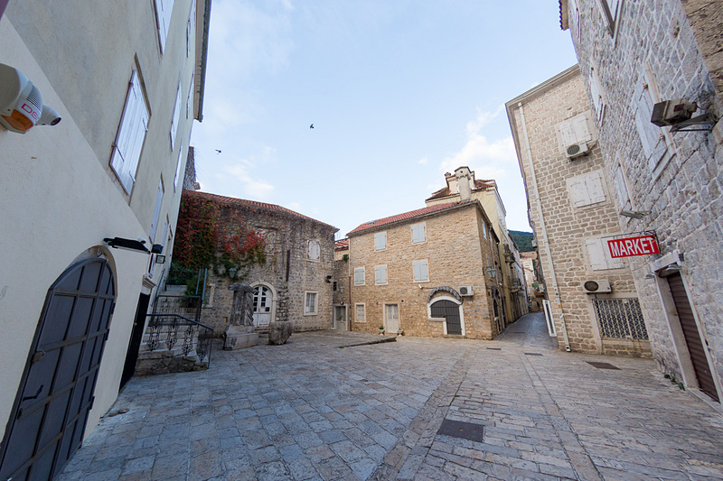 中世を感じられる旧市街地内には飲食店や宿泊施設などが充実。アドリア海を望むカフェも