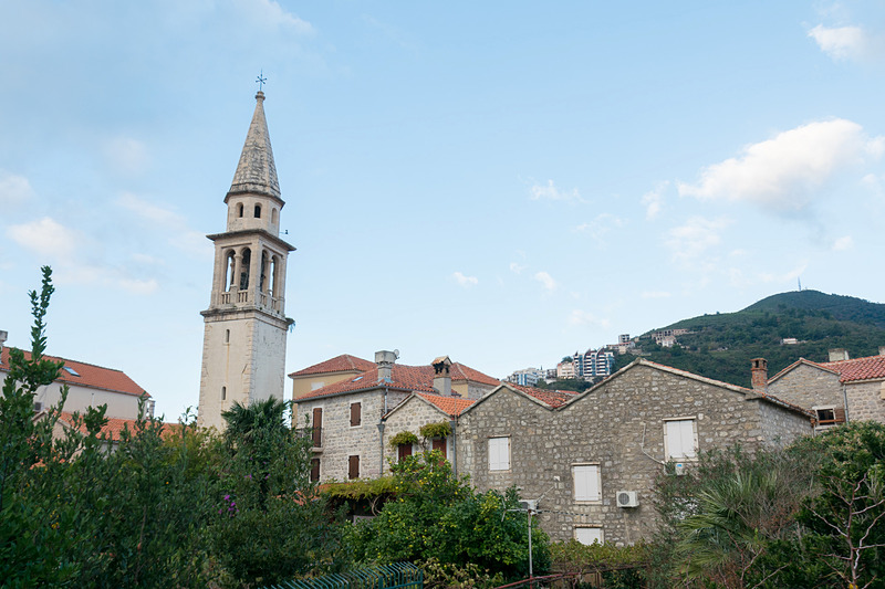 中世を感じられる旧市街地内には飲食店や宿泊施設などが充実。アドリア海を望むカフェも