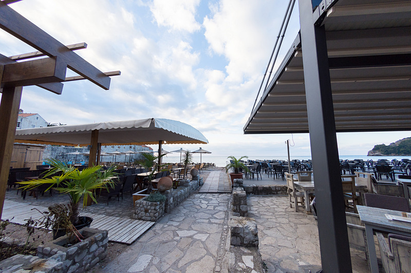 中世を感じられる旧市街地内には飲食店や宿泊施設などが充実。アドリア海を望むカフェも