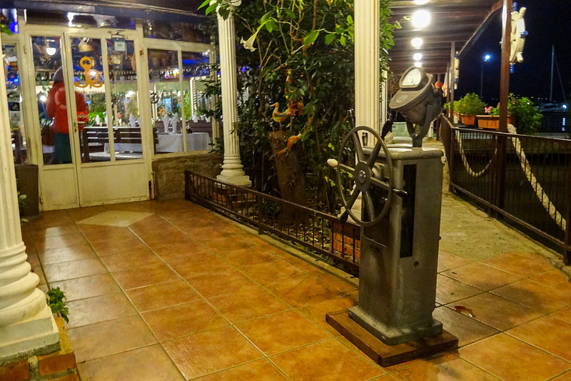 ハーバー沿いにあるシーフードレストラン「ヤドラン（Jadran）」。店内は船をイメージしている