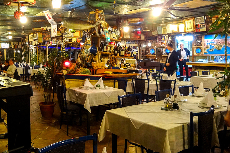 ハーバー沿いにあるシーフードレストラン「ヤドラン（Jadran）」。店内は船をイメージしている