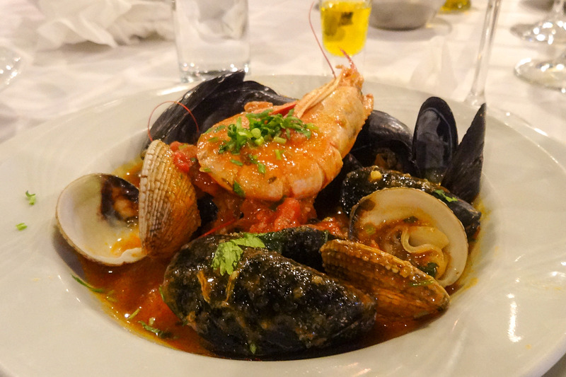 エビと貝が豪快に煮込まれたブイヤベース「レッド・ブサラ」