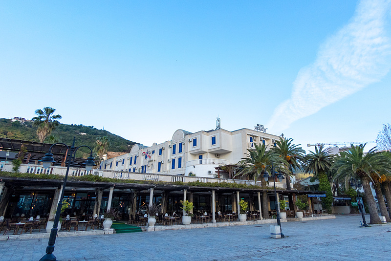 ブドヴァ旧市街地の近隣に建つ「ホテル・モグレン（Hotel Mogren）