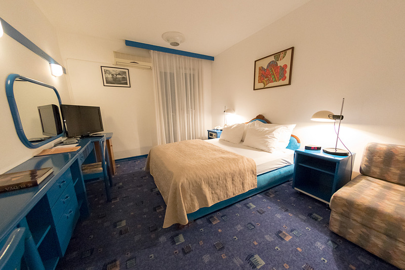 ダブルルーム。客室の作りには古さを感じ、バスアメニティなどの備品も最小限だが、海の街を感じられるデザインで居心地のよい部屋だった