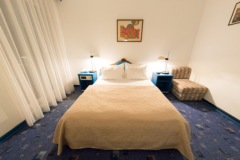 ダブルルーム。客室の作りには古さを感じ、バスアメニティなどの備品も最小限だが、海の街を感じられるデザインで居心地のよい部屋だった