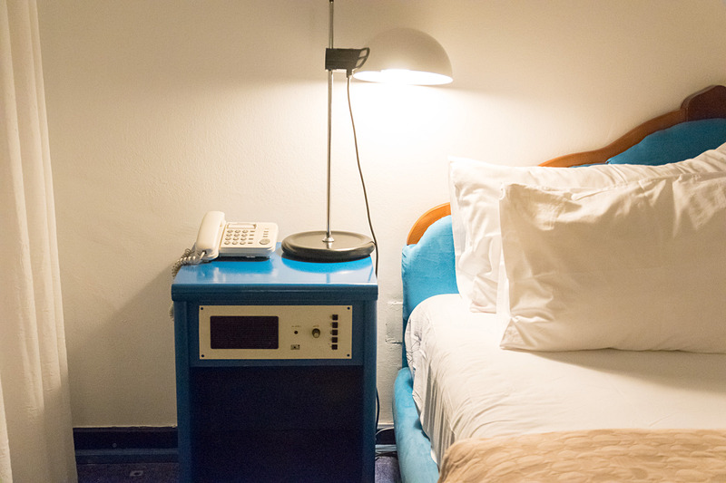 ダブルルーム。客室の作りには古さを感じ、バスアメニティなどの備品も最小限だが、海の街を感じられるデザインで居心地のよい部屋だった