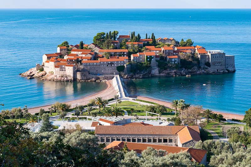 スベティ・ステファン島。ホテル宿泊者以外は立ち入れない。この写真を撮影したビューイングスポットも人気だ