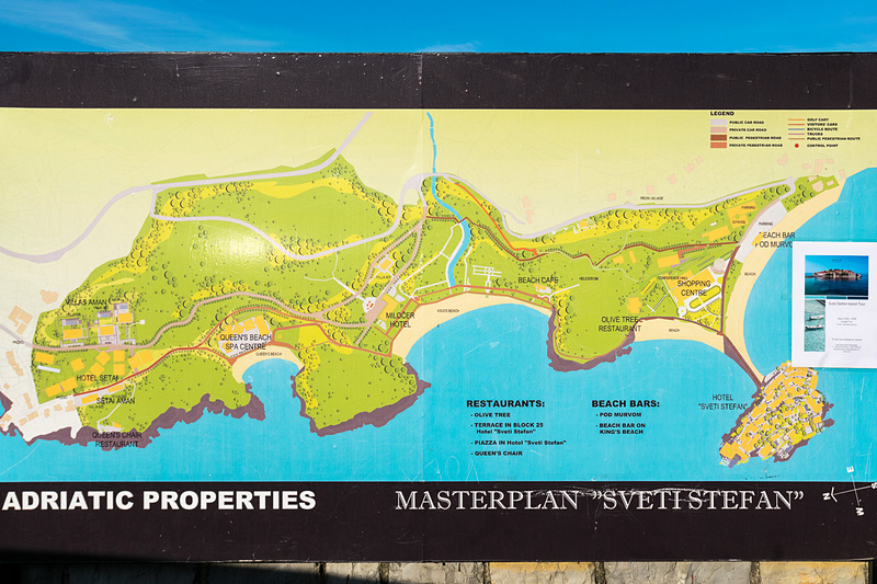 アマンリゾーツによるリゾート施設となっているスベティ・ステファン島。陸側にはビーチが広がり、カフェやキオスクなどもある