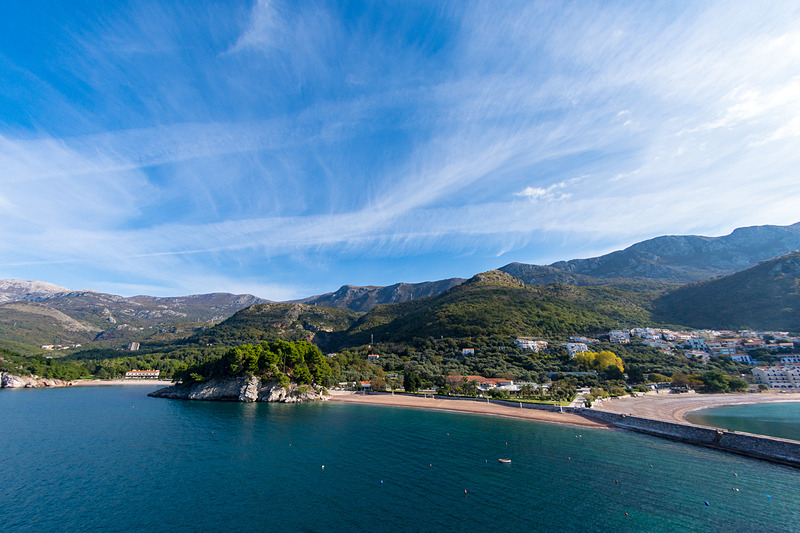 スベティ・ステファン島から陸を見た様子。左の入り江にあるのが、過去に英国王室の別荘として使われていた「ヴィラ・ミロチェル」。その海は「女王の海」と呼ばれているらしい