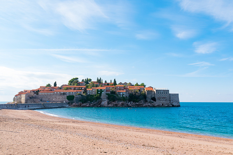 ビーチから見たスベティ・ステファン島