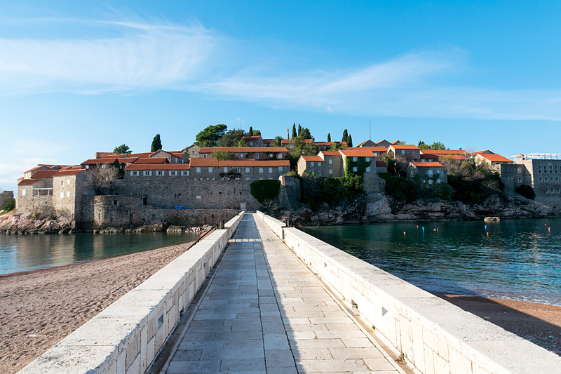 スベティ・ステファン島へと向かう橋