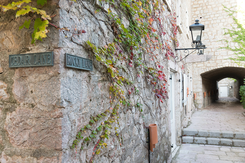 中世を思わせる石畳の街並みや教会などが1万2400m<sup>2</sup>という狭いエリアに凝縮されている。時間がゆっくりと進むような空間のなかでアドリア海を眺めて過ごすのもよいだろう