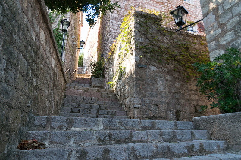 中世を思わせる石畳の街並みや教会などが1万2400m<sup>2</sup>という狭いエリアに凝縮されている。時間がゆっくりと進むような空間のなかでアドリア海を眺めて過ごすのもよいだろう