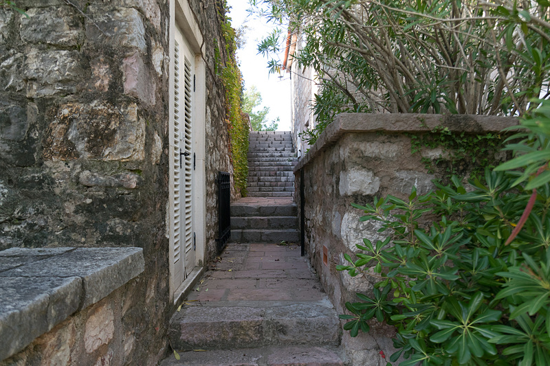 中世を思わせる石畳の街並みや教会などが1万2400m<sup>2</sup>という狭いエリアに凝縮されている。時間がゆっくりと進むような空間のなかでアドリア海を眺めて過ごすのもよいだろう