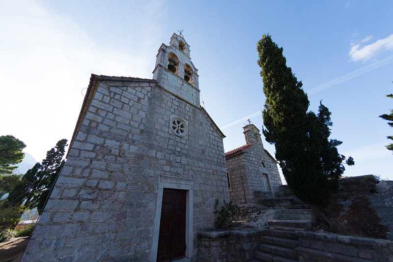 中世を思わせる石畳の街並みや教会などが1万2400m<sup>2</sup>という狭いエリアに凝縮されている。時間がゆっくりと進むような空間のなかでアドリア海を眺めて過ごすのもよいだろう