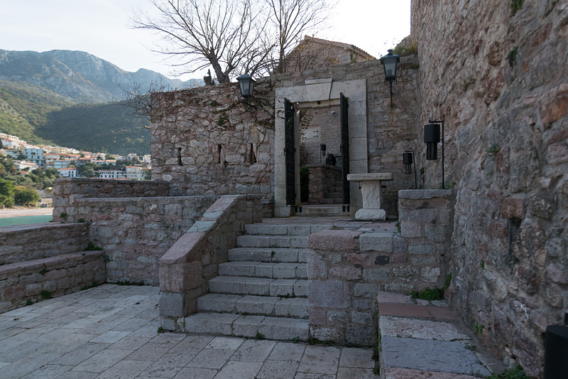 中世を思わせる石畳の街並みや教会などが1万2400m<sup>2</sup>という狭いエリアに凝縮されている。時間がゆっくりと進むような空間のなかでアドリア海を眺めて過ごすのもよいだろう