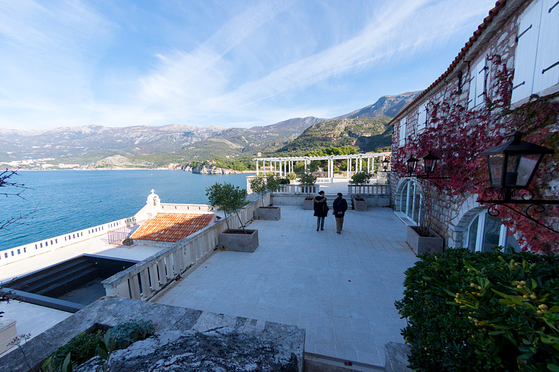 中世を思わせる石畳の街並みや教会などが1万2400m<sup>2</sup>という狭いエリアに凝縮されている。時間がゆっくりと進むような空間のなかでアドリア海を眺めて過ごすのもよいだろう