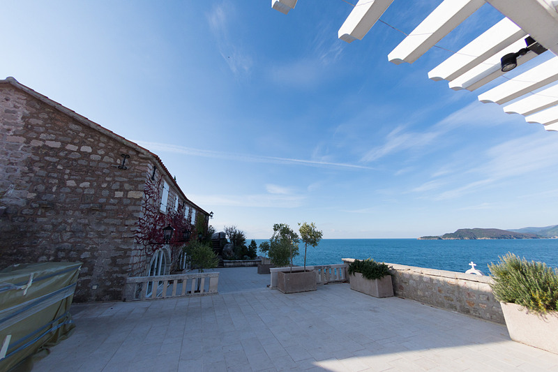 中世を思わせる石畳の街並みや教会などが1万2400m<sup>2</sup>という狭いエリアに凝縮されている。時間がゆっくりと進むような空間のなかでアドリア海を眺めて過ごすのもよいだろう