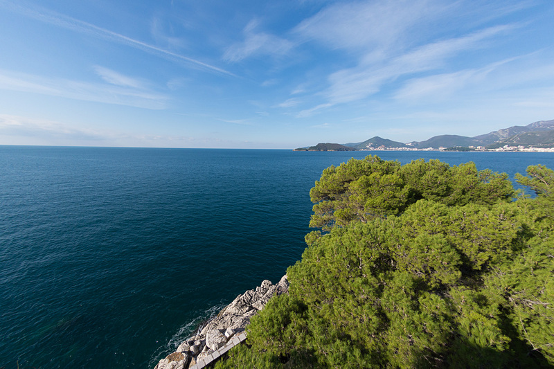 中世を思わせる石畳の街並みや教会などが1万2400m<sup>2</sup>という狭いエリアに凝縮されている。時間がゆっくりと進むような空間のなかでアドリア海を眺めて過ごすのもよいだろう