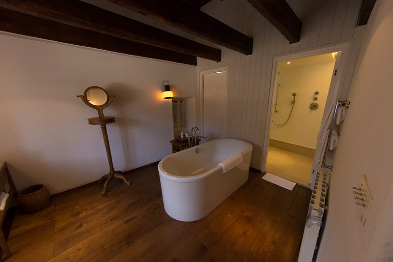 村の民家をそのままホテルの客室に。写真は「デラックス・コテージ（Deluxe Cottage）」タイプの客室