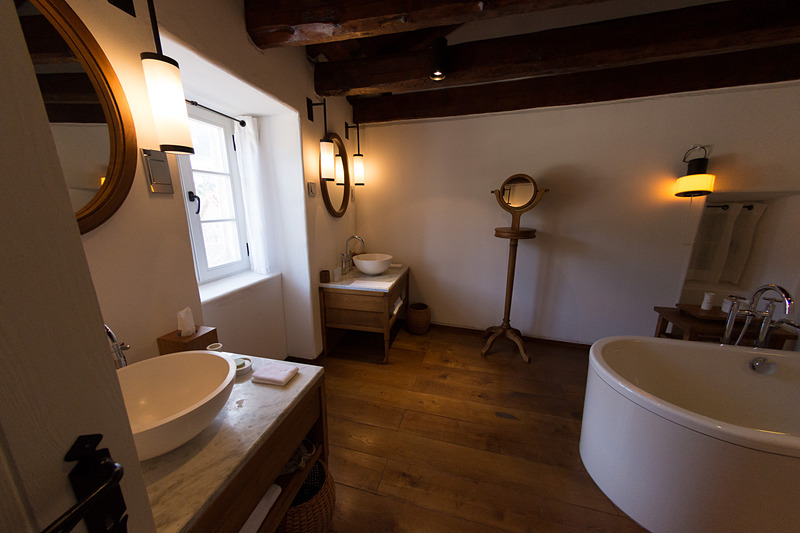 村の民家をそのままホテルの客室に。写真は「デラックス・コテージ（Deluxe Cottage）」タイプの客室