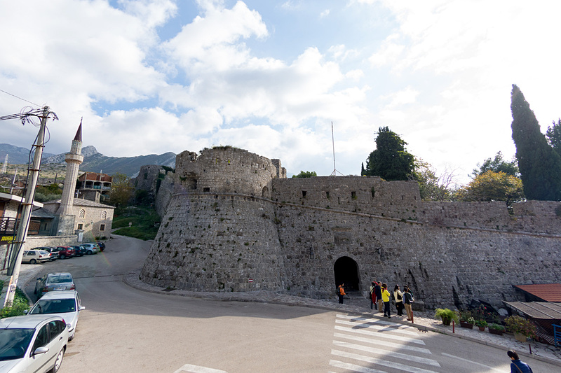 バール旧市街の要塞跡地への入り口。すぐそばにモスク（左）が建っているあたりに歴史を感じられる