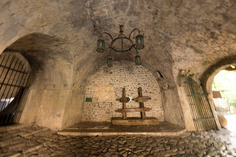 バール旧市街の要塞跡地への入り口。すぐそばにモスク（左）が建っているあたりに歴史を感じられる