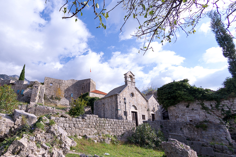要塞跡の敷地内にいくつかの中世の正教会が残る