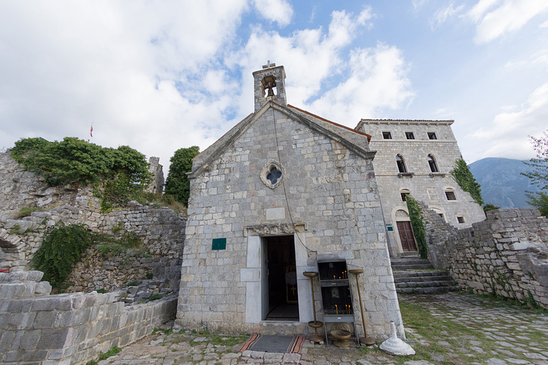 要塞跡の敷地内にいくつかの中世の正教会が残る