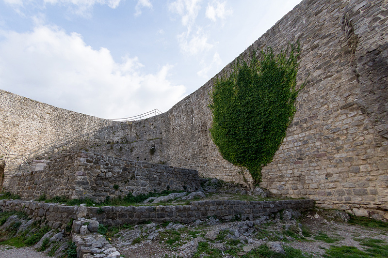 要塞の壁の近くにユーゴ建国につながったパルチザン蜂起に関する石碑もあった