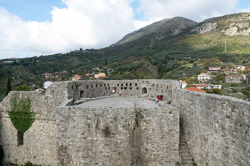 旧市街は山の中腹あたりにあり、要塞の壁の上に行くこともできる。眺めのよさも魅力だ