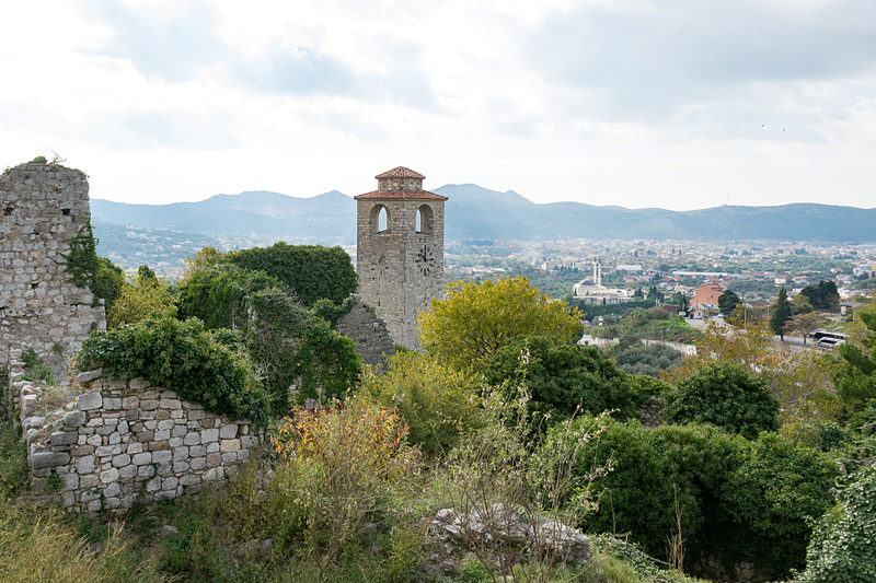旧市街は山の中腹あたりにあり、要塞の壁の上に行くこともできる。眺めのよさも魅力だ