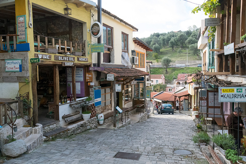 いまも営業する店が並ぶバール旧市街の街並み