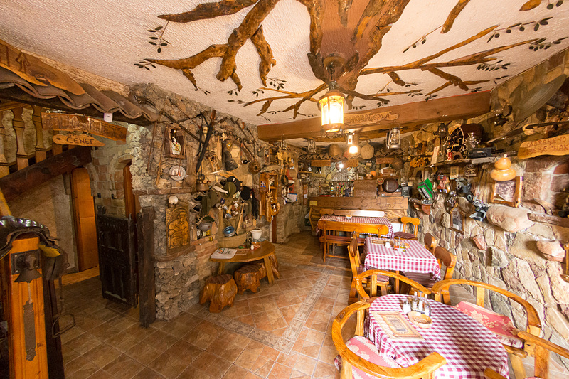 スピリアの店内は国も民族も関係なく、さまざまな文化が入り交じっている。オーナーが趣味でコレクションしたアイテムの数々だという