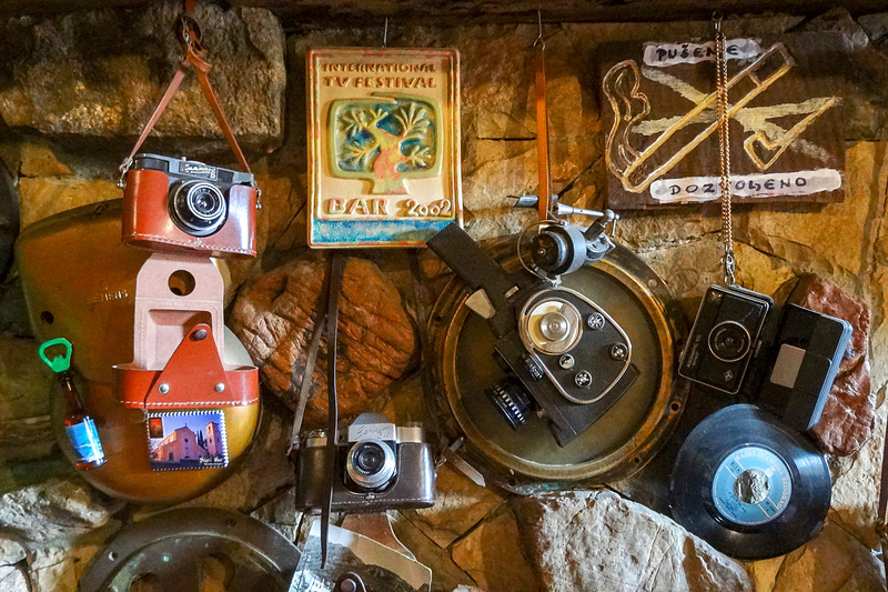 スピリアの店内は国も民族も関係なく、さまざまな文化が入り交じっている。オーナーが趣味でコレクションしたアイテムの数々だという