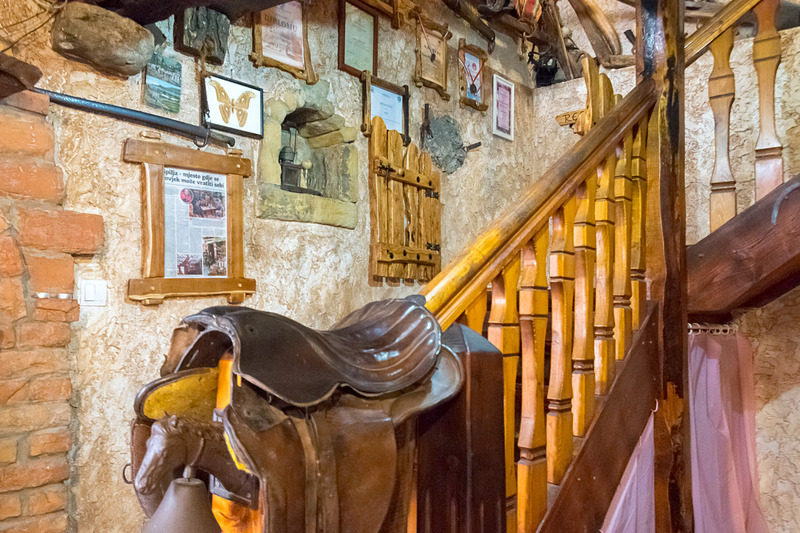 スピリアの店内は国も民族も関係なく、さまざまな文化が入り交じっている。オーナーが趣味でコレクションしたアイテムの数々だという