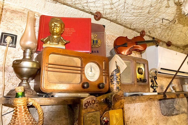 スピリアの店内は国も民族も関係なく、さまざまな文化が入り交じっている。オーナーが趣味でコレクションしたアイテムの数々だという