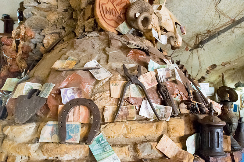 スピリアの店内は国も民族も関係なく、さまざまな文化が入り交じっている。オーナーが趣味でコレクションしたアイテムの数々だという