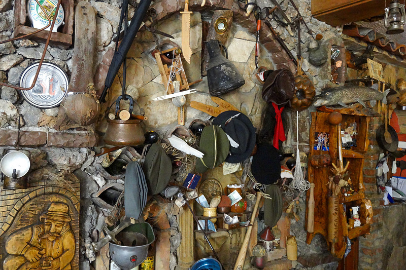 スピリアの店内は国も民族も関係なく、さまざまな文化が入り交じっている。オーナーが趣味でコレクションしたアイテムの数々だという