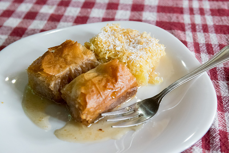 デザートは中東やバルカン半島の伝統的なスイーツ「バクラバ」（手前）と「カダイフ」（奥）