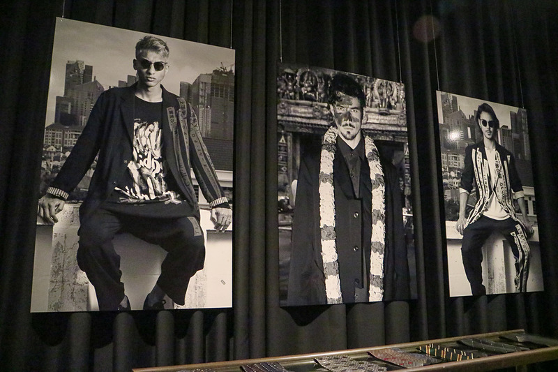 店舗の壁面を使い写真を展示