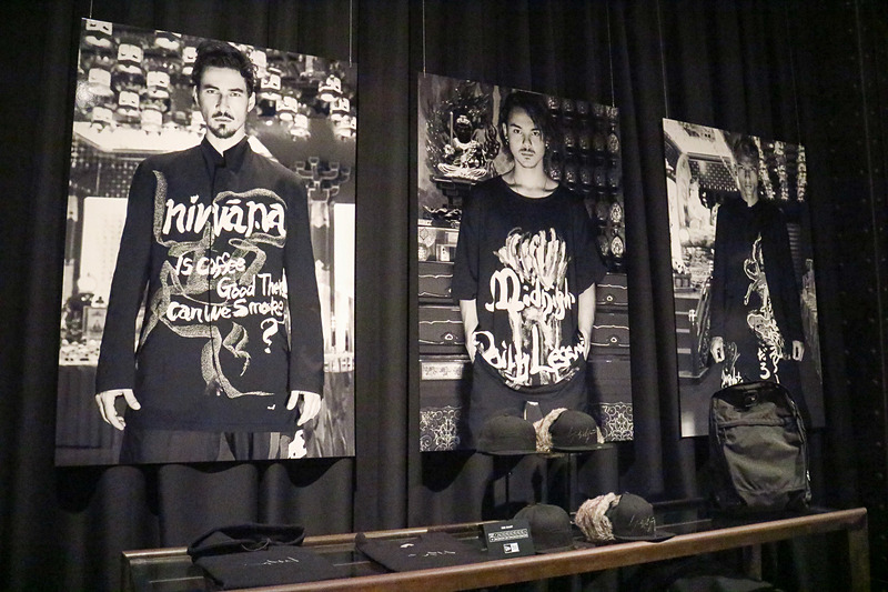 店舗の壁面を使い写真を展示