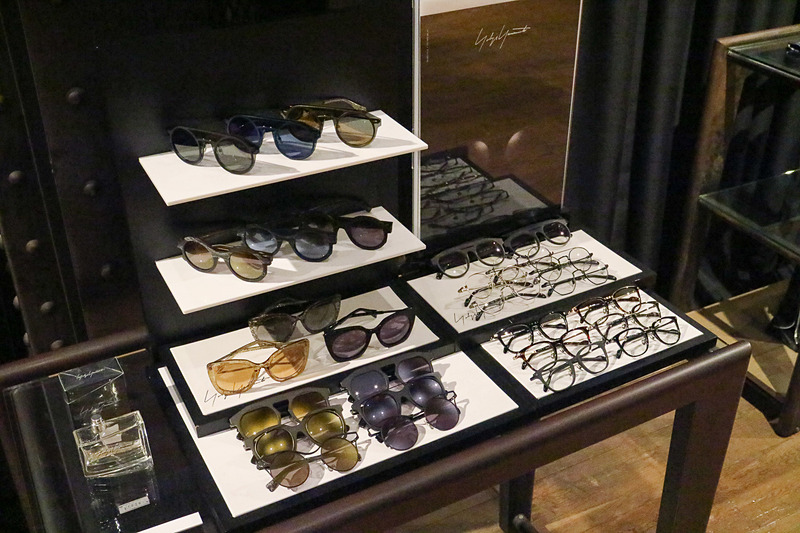 ヨウジヤマモトブランドの商品が並ぶ