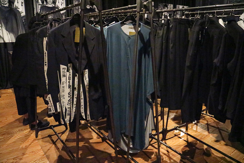 ヨウジヤマモトブランドの商品が並ぶ