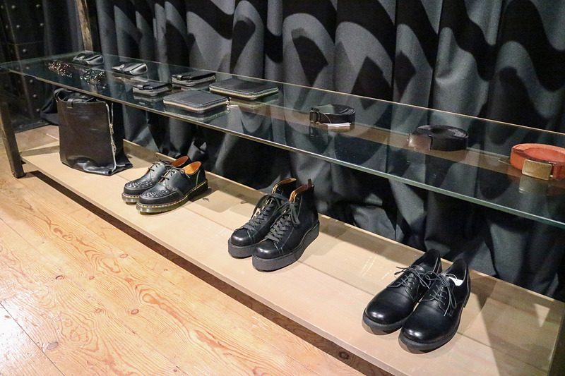 ヨウジヤマモトブランドの商品が並ぶ