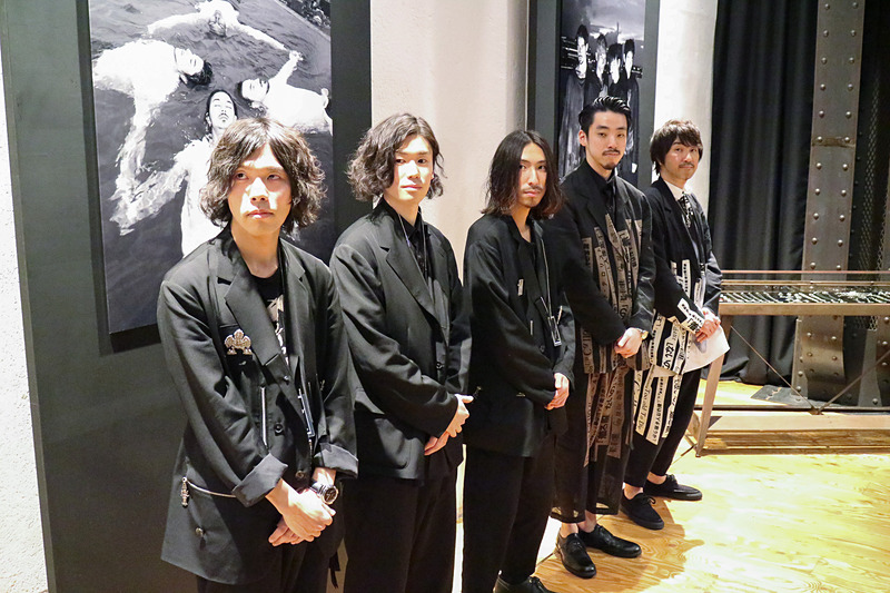 レスリー・キー写真展「Singapura」の会場となったヨウジヤマモト 青山本店。写真展は店舗の地下フロアをメインに使って行なわれている